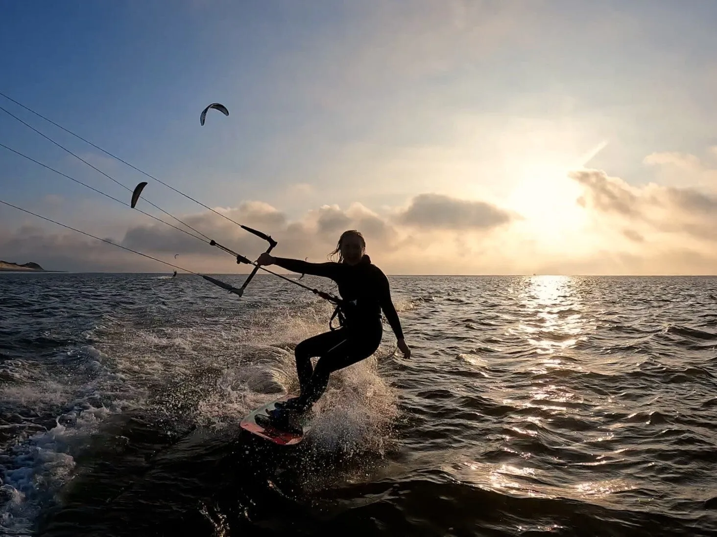 Myrthe tijdens het kitesurfen op zee